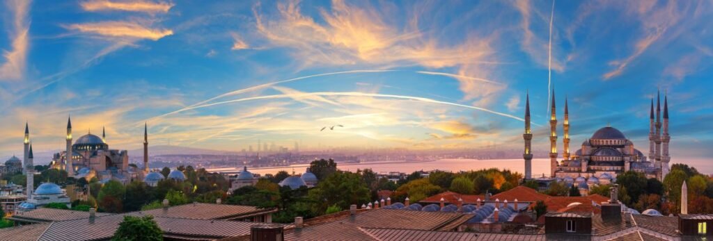 Panorama von Istanbul mit Hagia Sophia und Blauer Moschee bei Sonnenaufgang über dem Bosporus