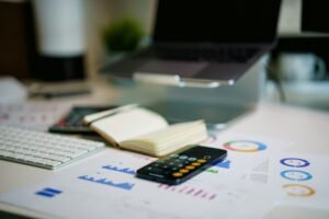 Lohnabrechnung im Wandel: Wie moderne Software Compliance-Anforderungen erfüllt und Zeit spart Lohnabrechnungen mit moderner Software